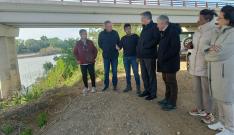 Los consejeros Samper y Blasco, junto al equipo municipal y el director gerente del Instituto Aragonés del Agua en la zona inundable.