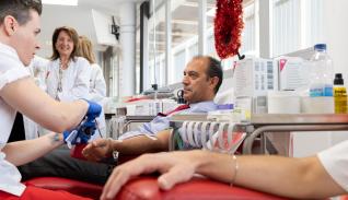 El consejero de Sanidad, José Luis Bancalero Flores, dona sangre, en el Banco de Sangre y Tejidos de Aragón
