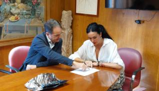 Roberto Bermúdez de Castro y Lorena Orduna en el Ayuntamiento de Huesca