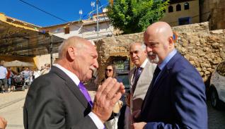 Juan Manuel Hernando conversa con el alcalde de Monterde, José Gracia