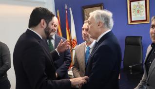 Nolasco y López conversan con el alcalde y presidente de la FAMCP, Carmelo Pérez.