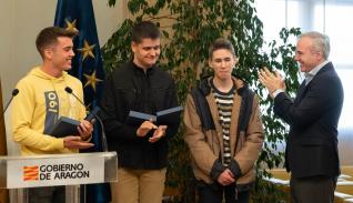 El presidente recibe a los estudiantes aragoneses premiados en las olimpiadas nacionales de Física, Matemáticas e Informática