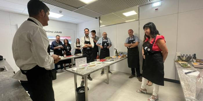 Javier Robles, presidente de la Asociación de Cocineros de Aragón ha cocinado, junto al grupo, la receta “Ceviche de frutas de hueso y Esturión del Cinca”