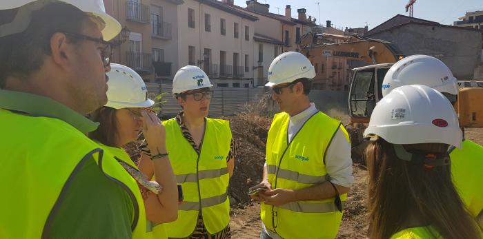 La directora general de Vivienda ha asistido al inicio de las obras en el solar de la Merced de Huesca