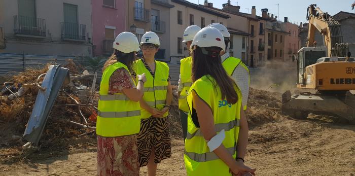La directora general de Vivienda ha asistido al inicio de las obras en el solar de la Merced de Huesca