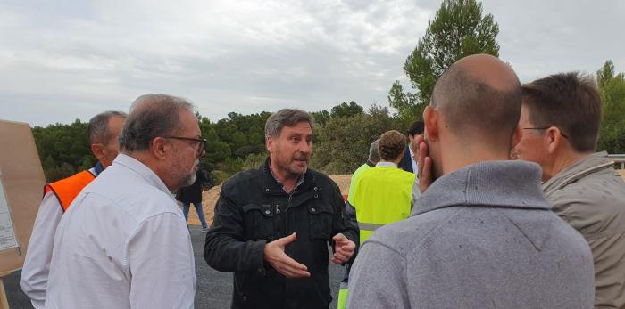 El consejero José Luis Soro visita las obras en la carretera A-1409 entre Torrevelilla y La Cañada de Verich