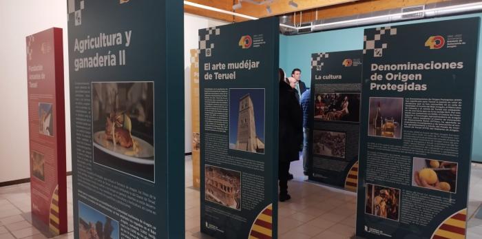 Inauguración de la exposición en Alcañiz '40 años creciendo', sobre las cuatro décadas de vida en la provincia de Teruel del Estatuto de Autonomía