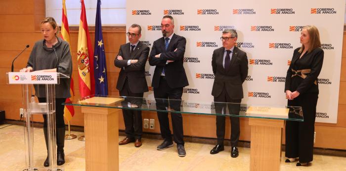 Marta Gastón firma un acuerdo con las cooperativas de crédito en Aragón