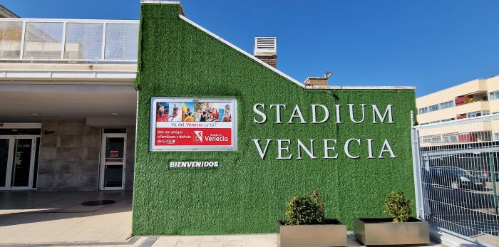 El consejero Felipe Faci visita el Stadium Venecia de Zaragoza