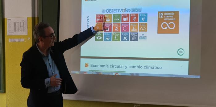 Miguel Luis Lapeña en la sesión sobre economía circular en el CEIP Ciudad de Zaragoza