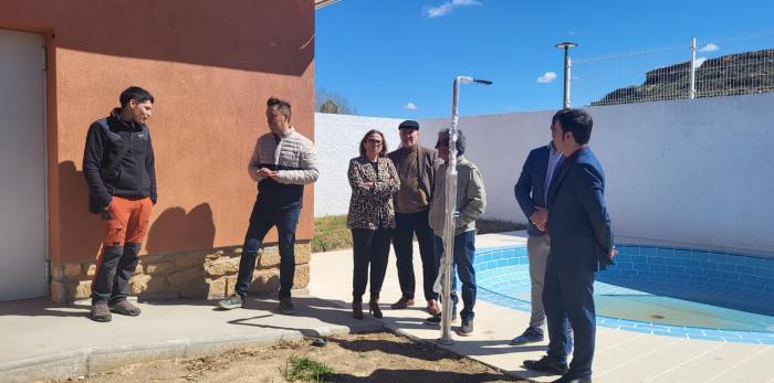 Reunión de Mayte Pérez con regantes de Mazaleón y visita a las piscinas municipales