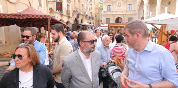 Lambán visita el mercado medieval de Alcañiz