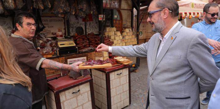 Lambán visita el mercado medieval de Alcañiz