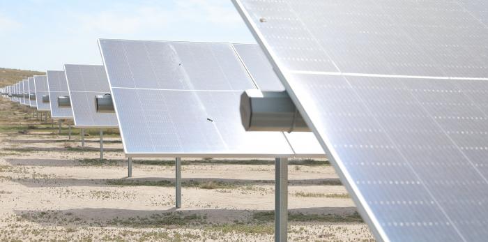 Lambán visita a la planta fotovoltaica y los regadíos de Fuentes de Ebro