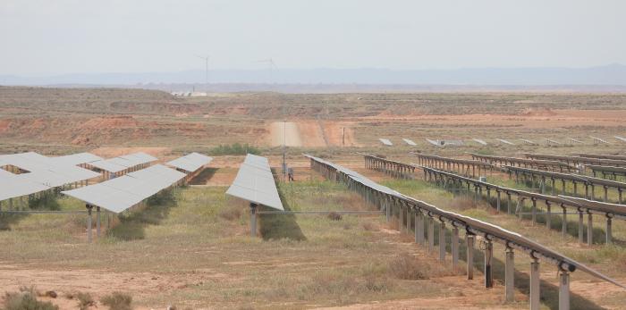 Lambán visita a la planta fotovoltaica y los regadíos de Fuentes de Ebro