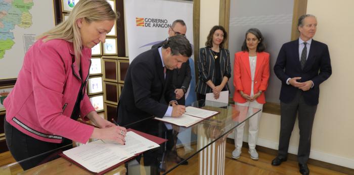 Marta Gastón firma un protocolo de colaboración con Repsol
