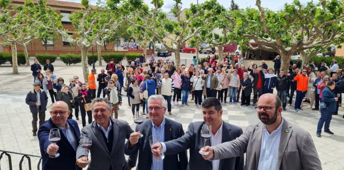 Los vecinos de Cariñena han participado en el brindis colectivo del Día del Vino.