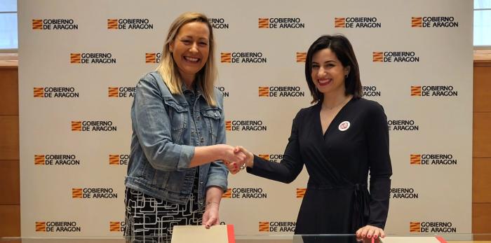 Marta Gastón y Silvia Plaza firman el convenio para la IX edición de MentorizAJE