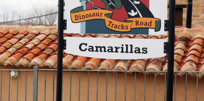 Cartel indicador de “La Carretera de las Huellas de Dinosaurio”.