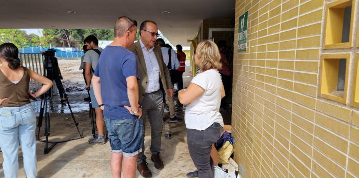 El consejero de Educación, Felipe Faci, ha visitado el CEIP María Zambrano para conocer los daños sufridos por la tormenta de ayer