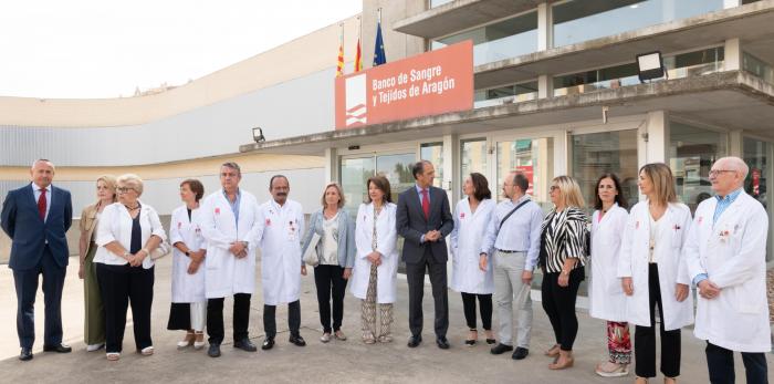 El consejero de Sanidad del Gobierno de Aragón, José Luis Bancalero Flores, visita el Banco de Sangre y Tejidos en su décimo séptimo aniversario
