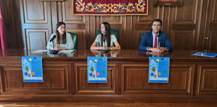 La directora del IAJ, el Ayuntamiento de Teruel e Ibercaja han presentado la campaña del Carné Joven por su 35 aniversario