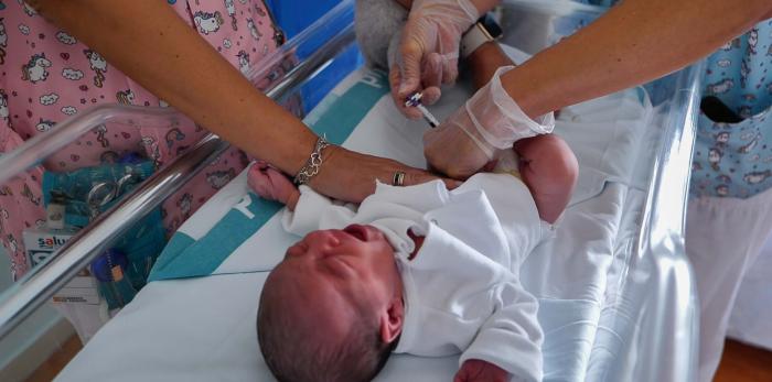 Un bebé recién nacido en el Servet recibe la inmunización contra el VRS esta mañana en el hospital.
