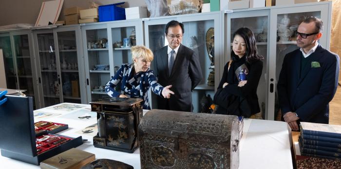 Imagen del artículo El embajador de Japón en España y la Fundación Japón visitan la colección oriental del Museo de Zaragoza