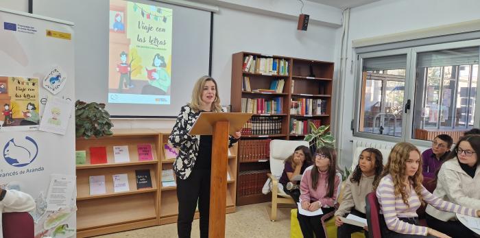 La consejera de Educación, Claudia Pérez Forniés, ha visitado Teruel donde ha inaugurado la I Feria de FP Dual, ha presentado el programa educativo 'Viajar con las Letras' en el IES Francés de Aranda y ha visitado el CEE Arboleda y el CRA Cuna del Jiloca.