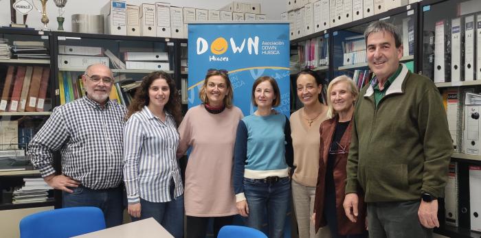 La consejera de Bienestar Social y Familia ha visitado este martes la sede de Down Huesca