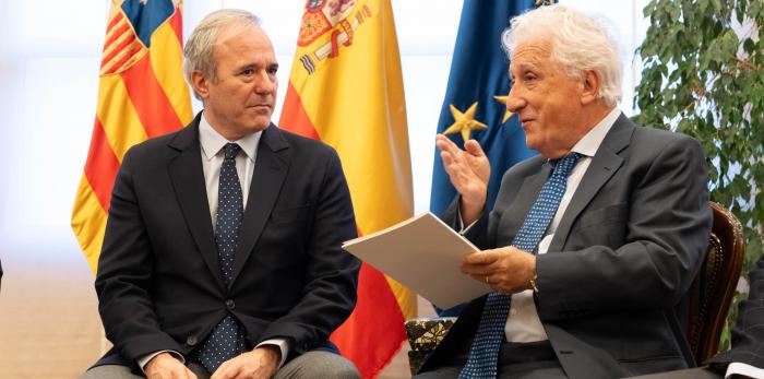 El presidente de Aragón, Jorge Azcón, y el presidente de la Comisión Aragonesa de Derecho Civil, Fernando García Vicente.