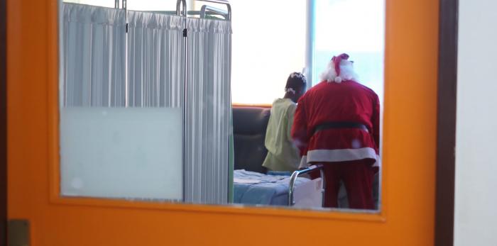 Visita de Papa Noel al Hospital Infantil Miguel Servet de Zaragoza