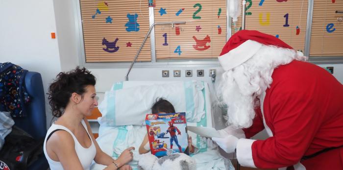 Image 1 of article Visita sorpresa de Papá Noel al Hospital Infantil Miguel Servet