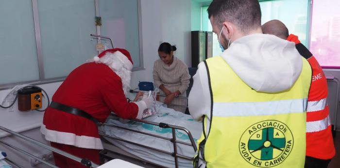 Image 3 of article Visita sorpresa de Papá Noel al Hospital Infantil Miguel Servet