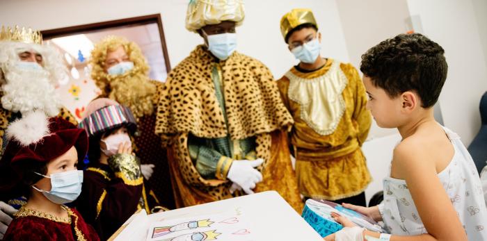 Los Reyes Magos llenan de ilusión el Hospital Infantil de Zaragoza
