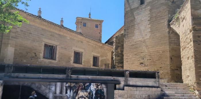 Intervención artística que recrea la obra de La Campana de Huesca, en el exterior del Museo de Huesca.