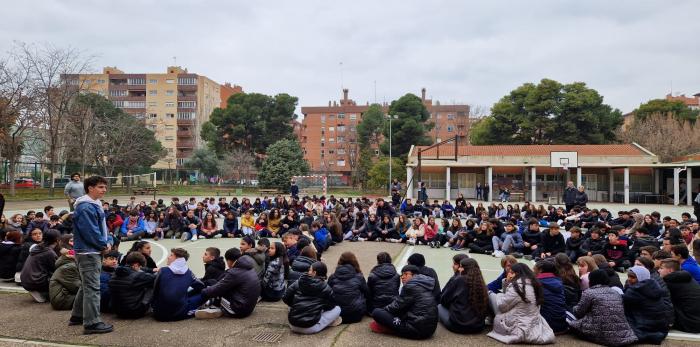 Los centros escolares aragoneses han conmemorado este martes el Día Escolar de la No Violencia y la Paz. En las imágenes, los actos organizados en el IES Andalán de Zaragoza.