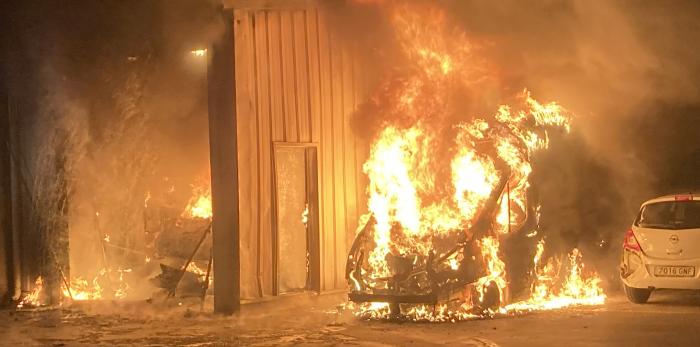 Arden dos ambulancias en el aparcamiento del centro de salud de Monzón