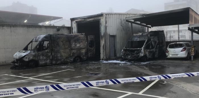 Arden dos ambulancias en el aparcamiento del centro de salud de Monzón