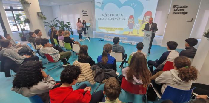 Un centenar de alumnos han participado en el taller 'Acércate a la ciencia' con ValPat