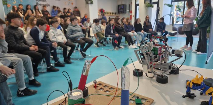 Un centenar de alumnos han participado en el taller 'Acércate a la ciencia' con ValPat
