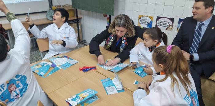 La consejera, que ha estado acompañada por la directora general de Ciencia, Pilar Gayán, ha participado con los alumnos en los actos organizados.