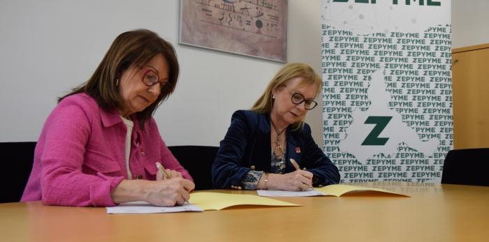 La gerente del Banco de Sangre y Tejidos de Aragón, Rosa Plantagenet-Whyte, y la presidenta de Cepyme Zaragoza, María Jesús Lorente, firman un acuerdo y visitan las instalaciones del Banco.