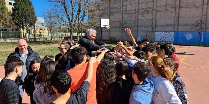 Más de 500 escolares de Monreal del Campo han participado este martes en la jornada con Fernando Romay y Cristina García.