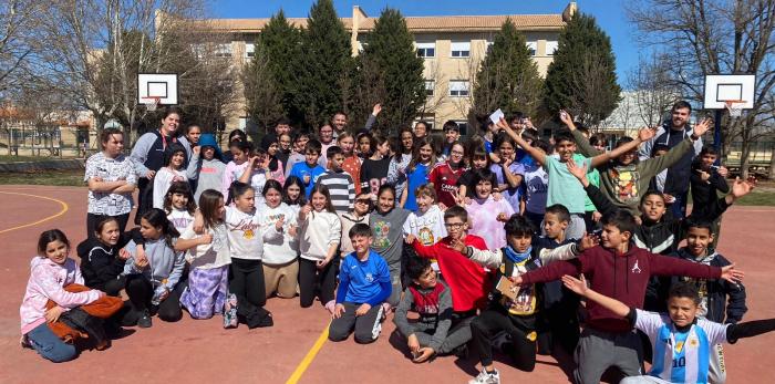 Más de 500 escolares de Monreal del Campo han participado este martes en la jornada con Fernando Romay y Cristina García.