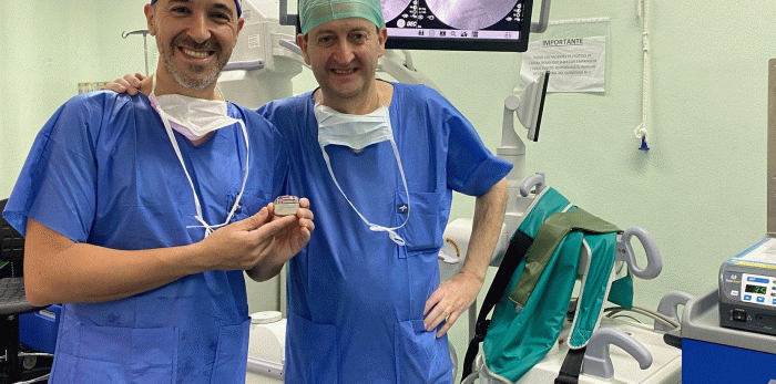 Los neurocirujanos Carlos Fuentes Uliaque y Juan Antonio Alberdi Viñas con el nuevo dispositivo