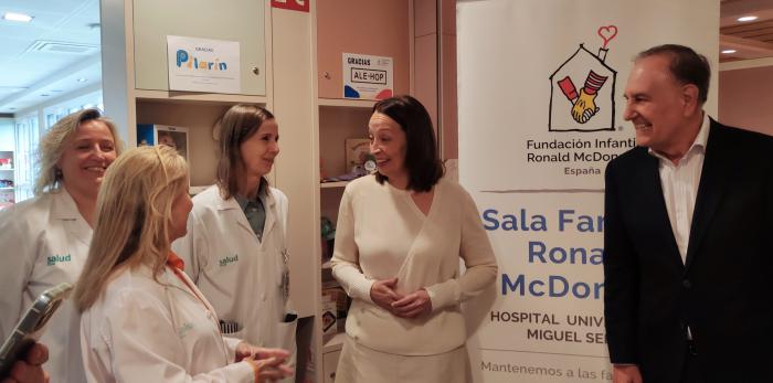 La consejera Susín ha conocido hoy las instalaciones de la sala familiar del Materno-Infantil, sostenida por la Fundación Ronald McDonald