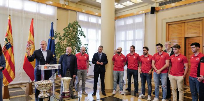 El presidente de Aragón recibe al Club Hielo Jaca