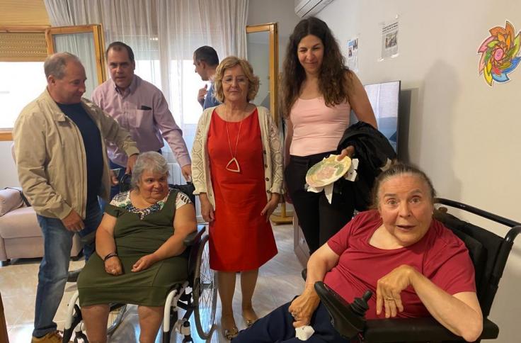 La consejera de Ciudadanía ha visitado los pisos para personas con discapacidad intelectual que Plena Inclusión ha habilitado en Barbastro y Monzón
