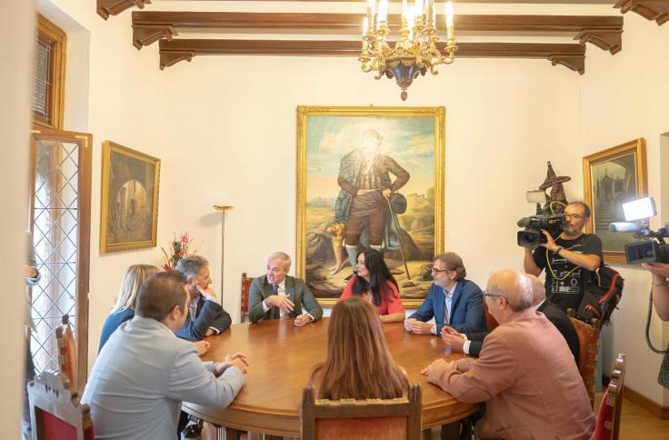 Visita institucional de Jorge Azcón al Ayuntamiento de Huesca y a la Delegación Territorial del Gobierno